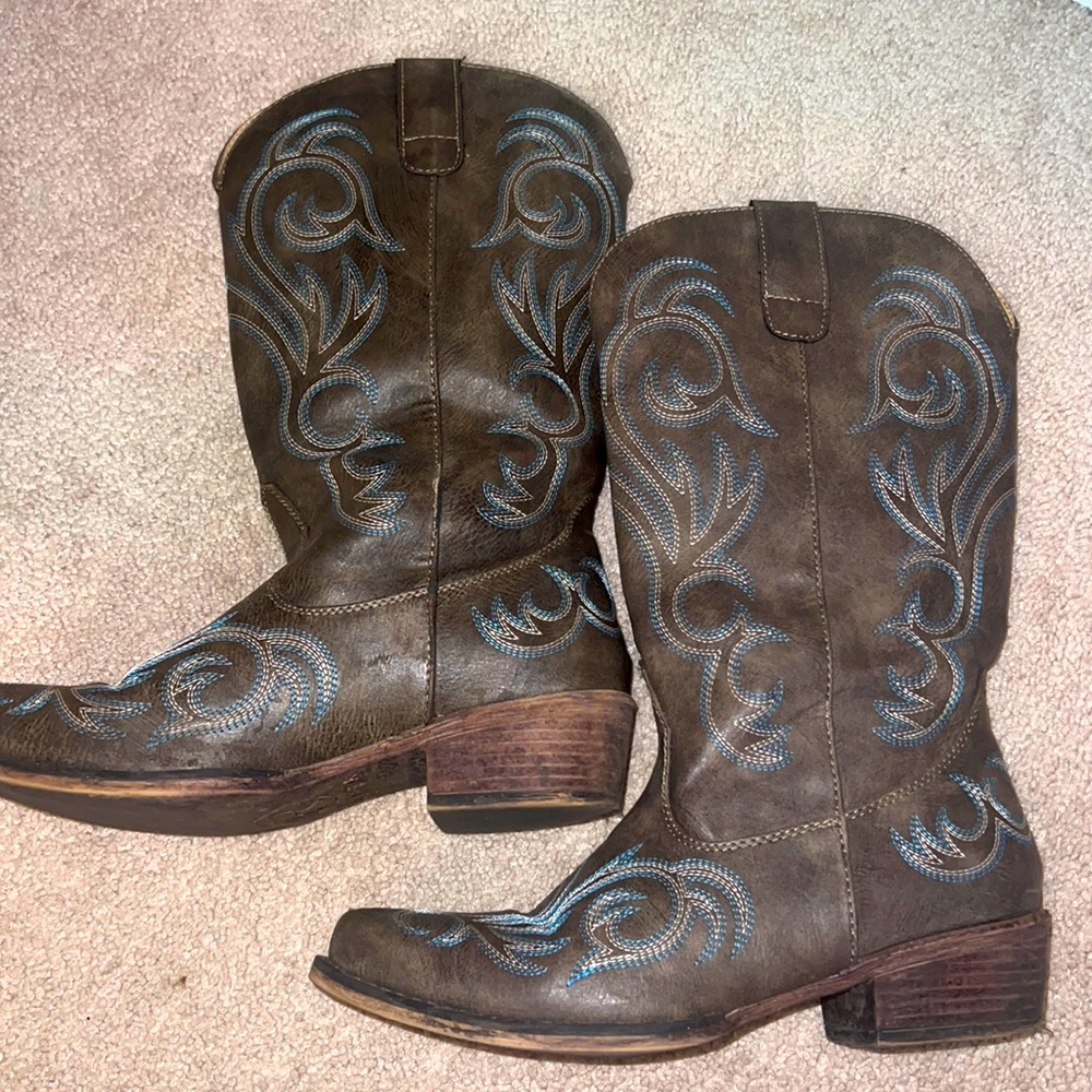 Brown roper cowboy boots with blue and white detailing